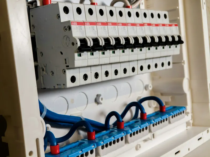 Quadro elétrico doméstico com disjuntores.