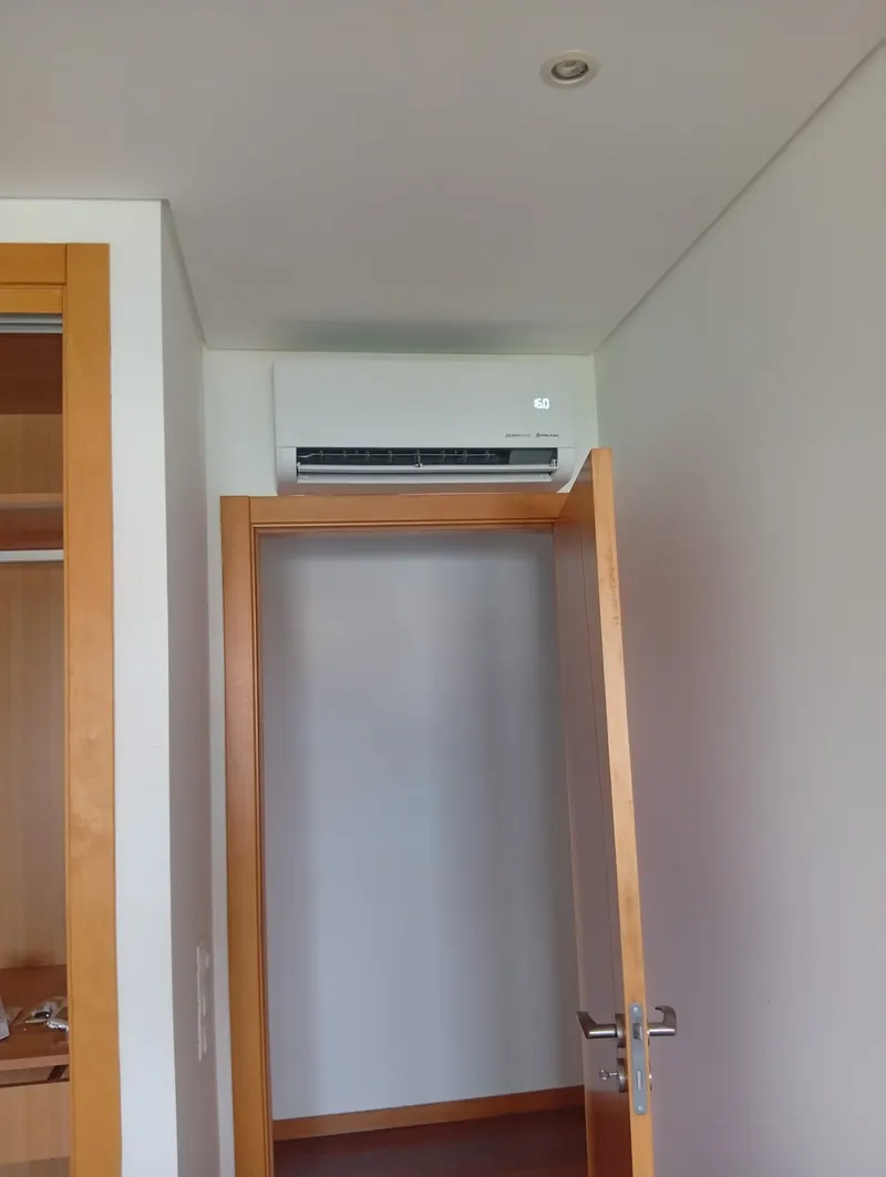 Ar condicionado split montado por cima de uma porta interior, numa habitação em Vila Franca de Xira.