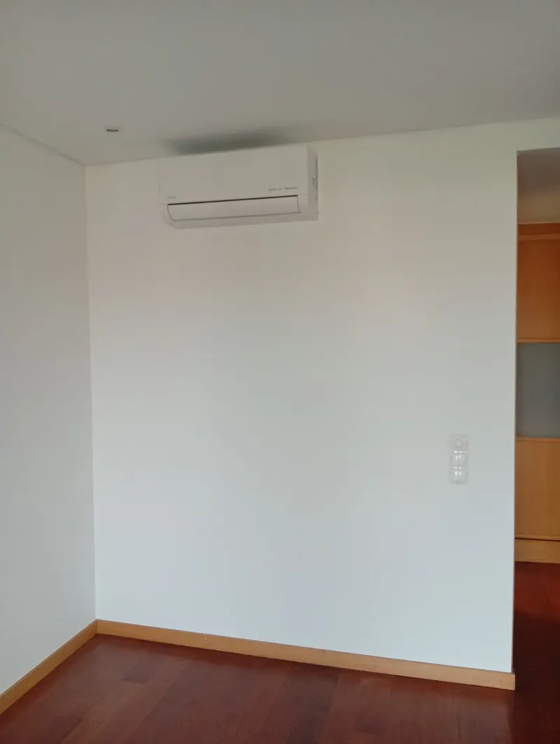 Ar condicionado split instalado na parede de uma divisão vazia, em Vila Franca de Xira.