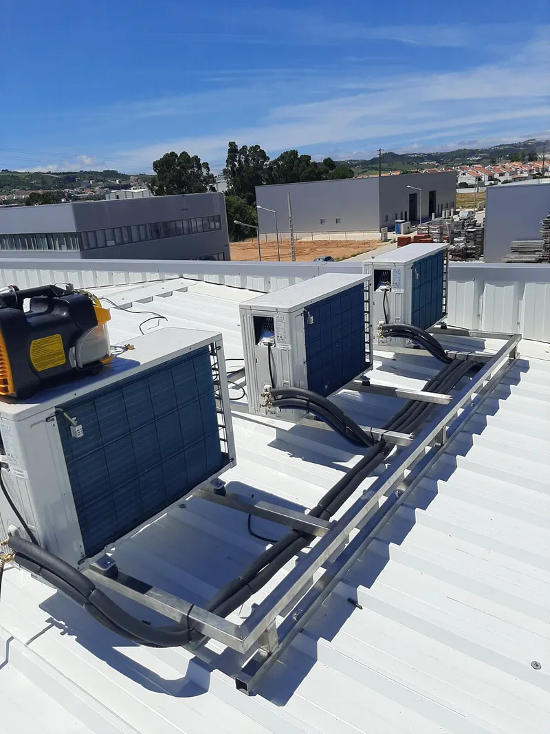 Várias unidades exteriores de ar condicionado instaladas na cobertura de um edifício comercial em Vila Franca de Xira.
